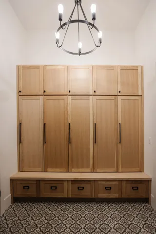 Mudroom featuring a chandelier