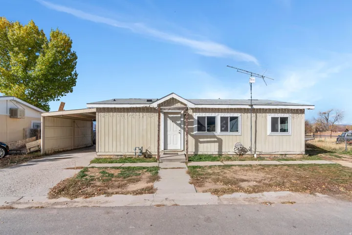 Manufactured / mobile home with driveway and an attached carport