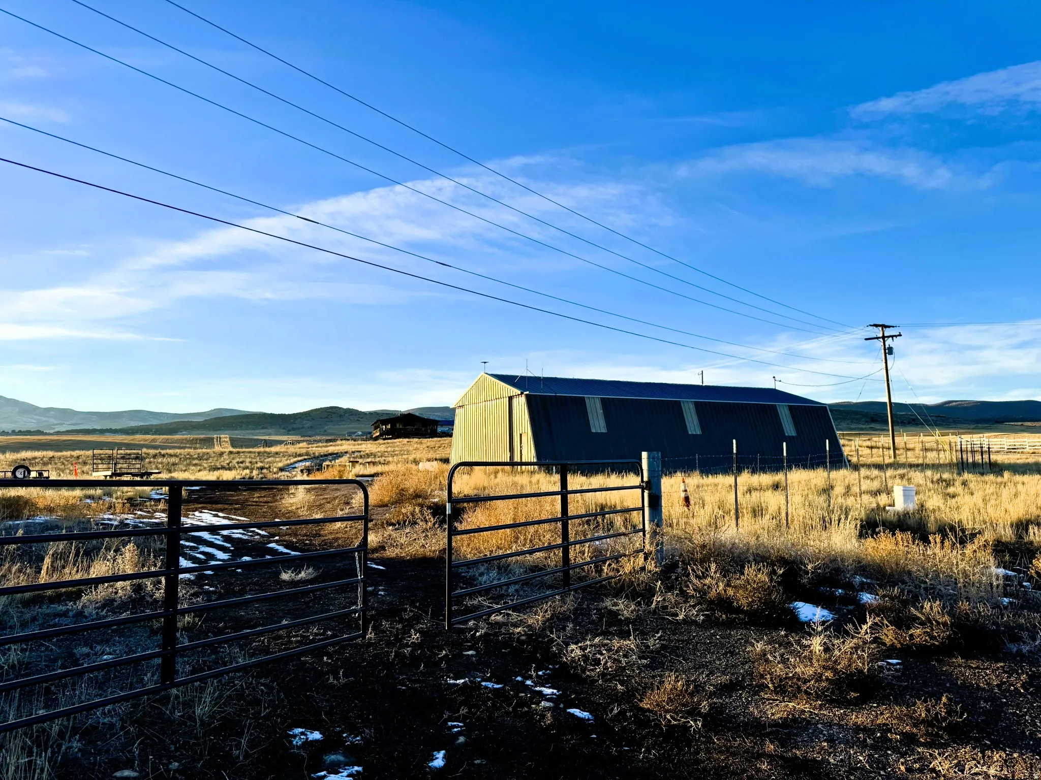 View of yard featuring an outdoor structure, an outbuilding, and a mountain view