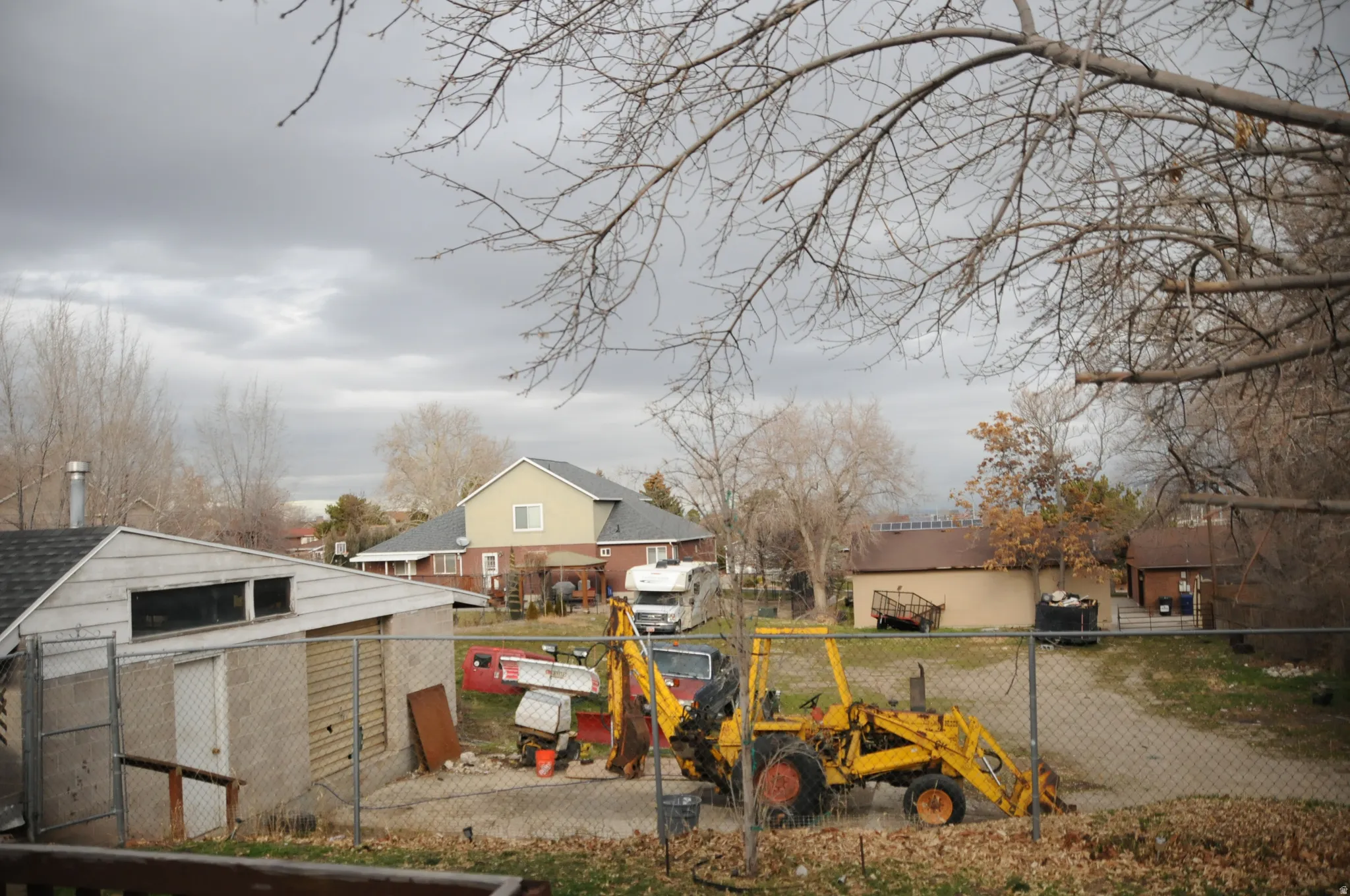 View of yard with an outdoor structure