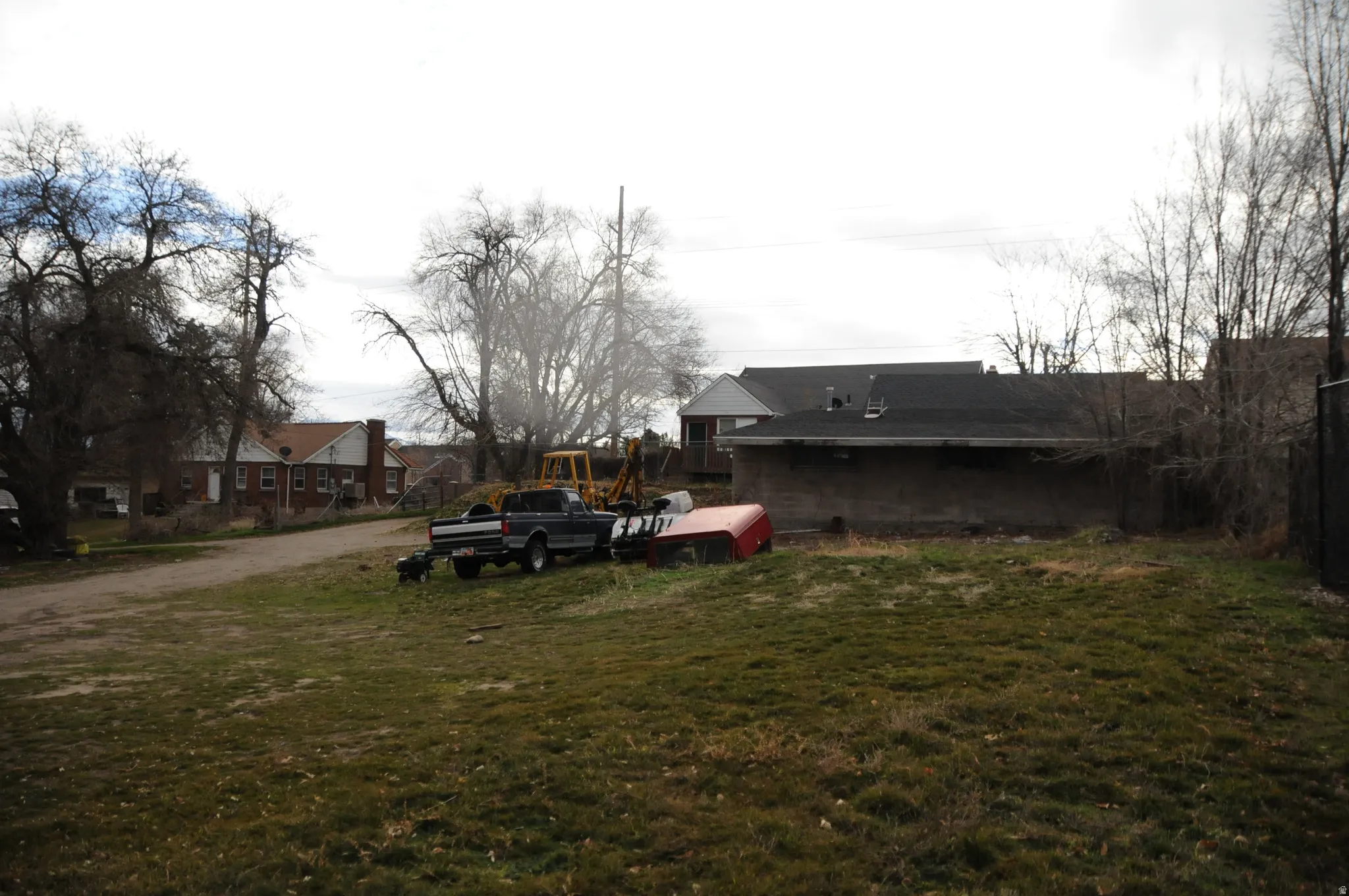 View of grassy yard