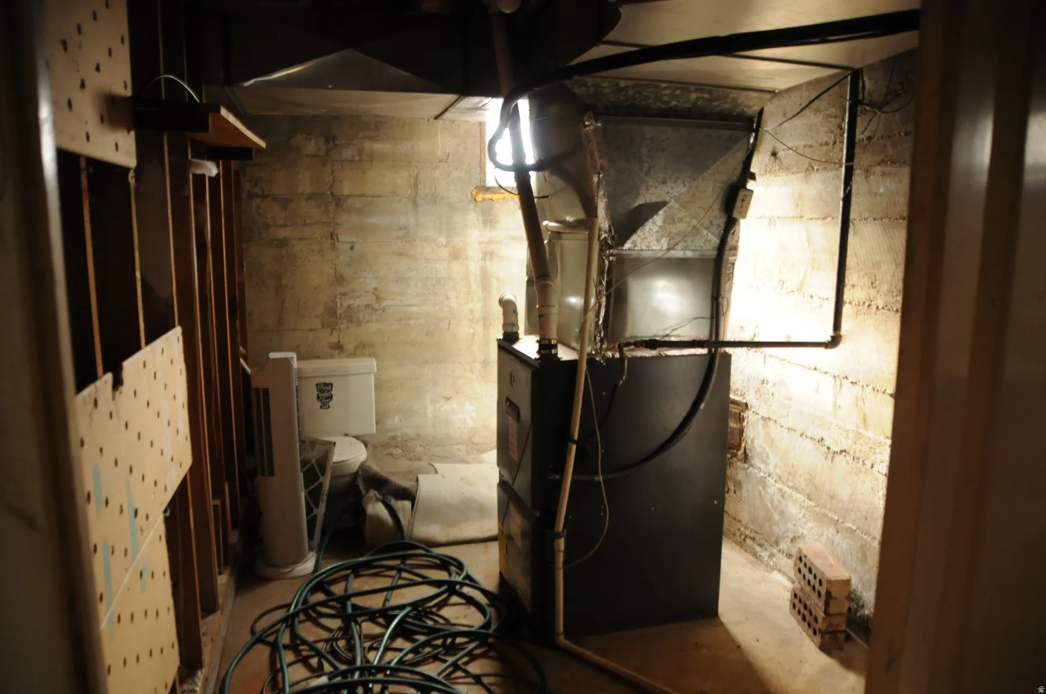Utility room with heating unit