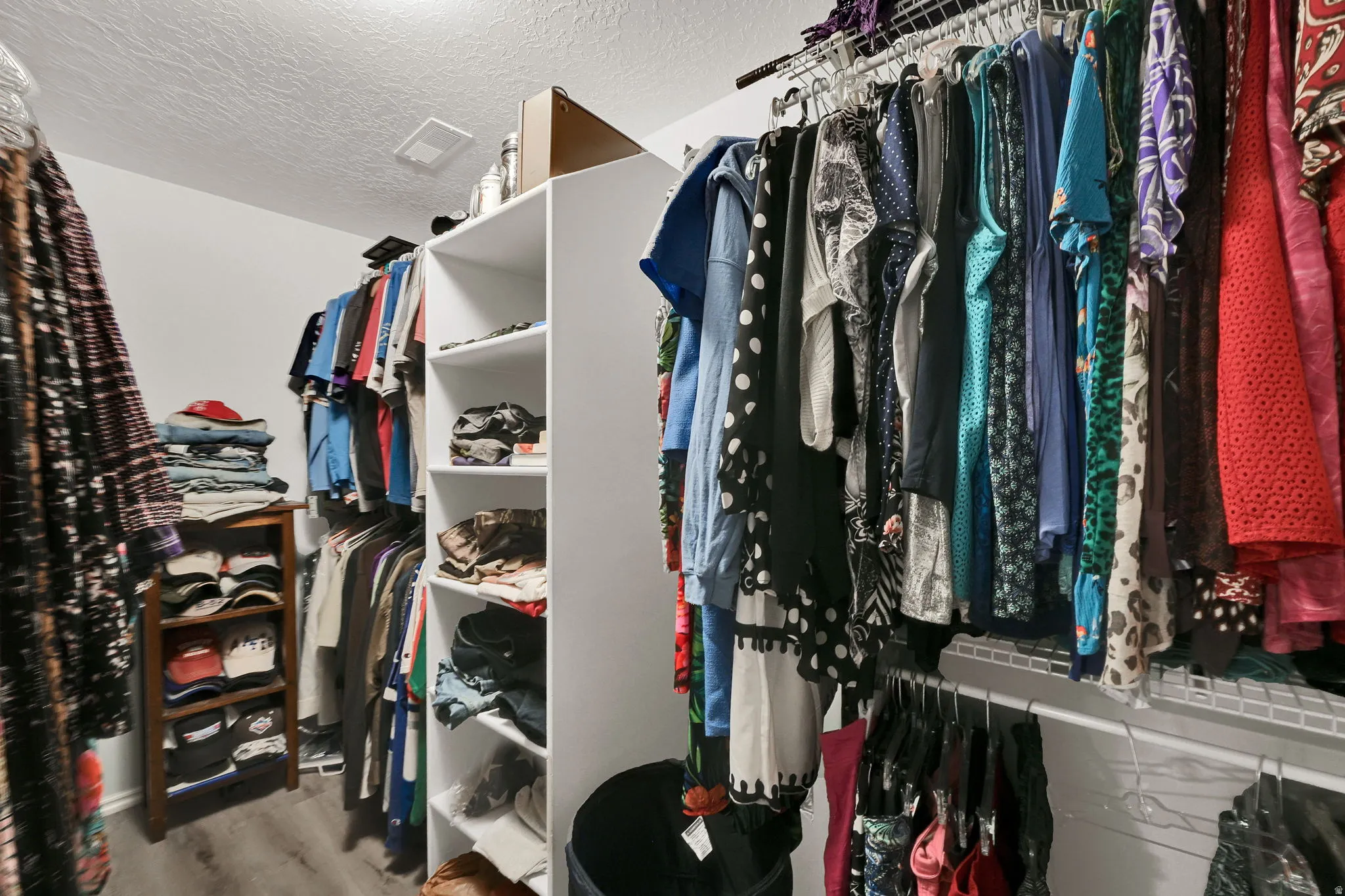 Spacious closet wak-in closet