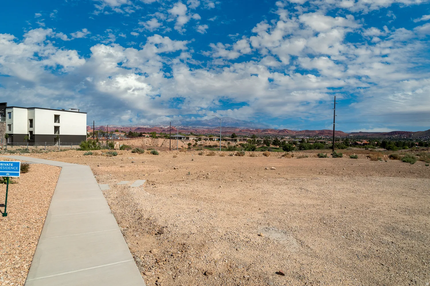 View of yard featuring a mountain view