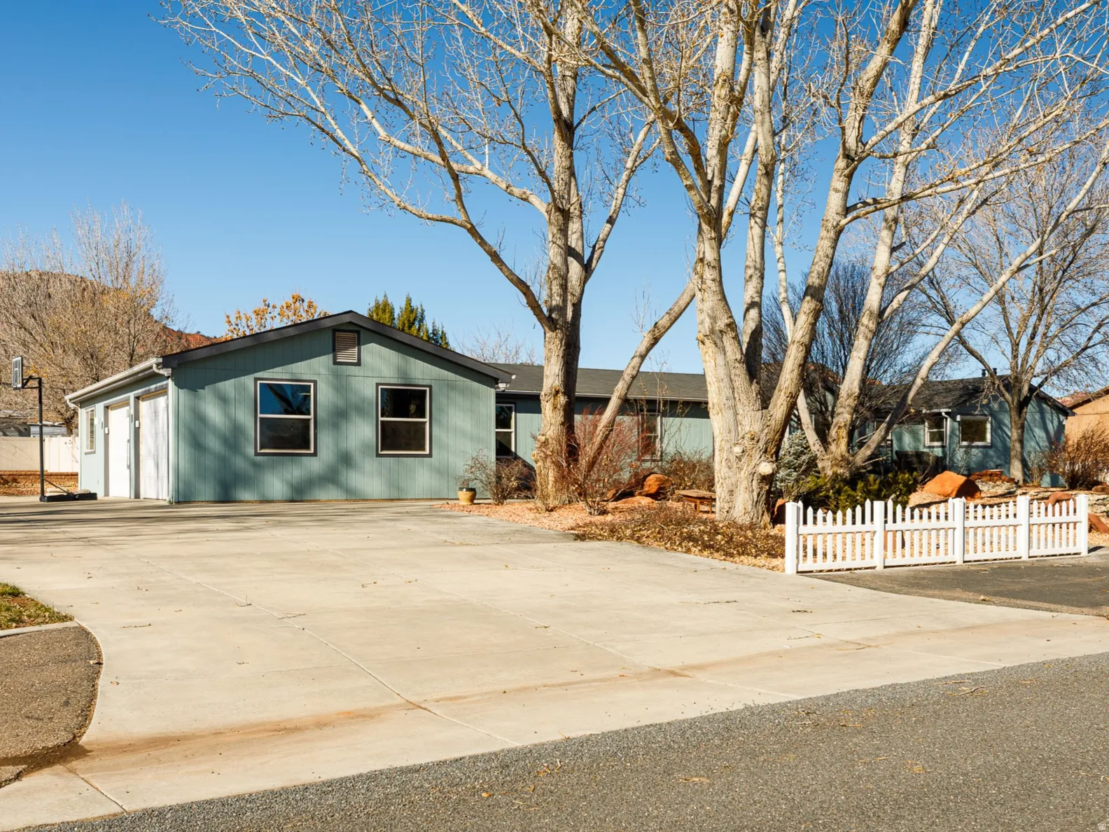 Single story home featuring concrete circular driveway