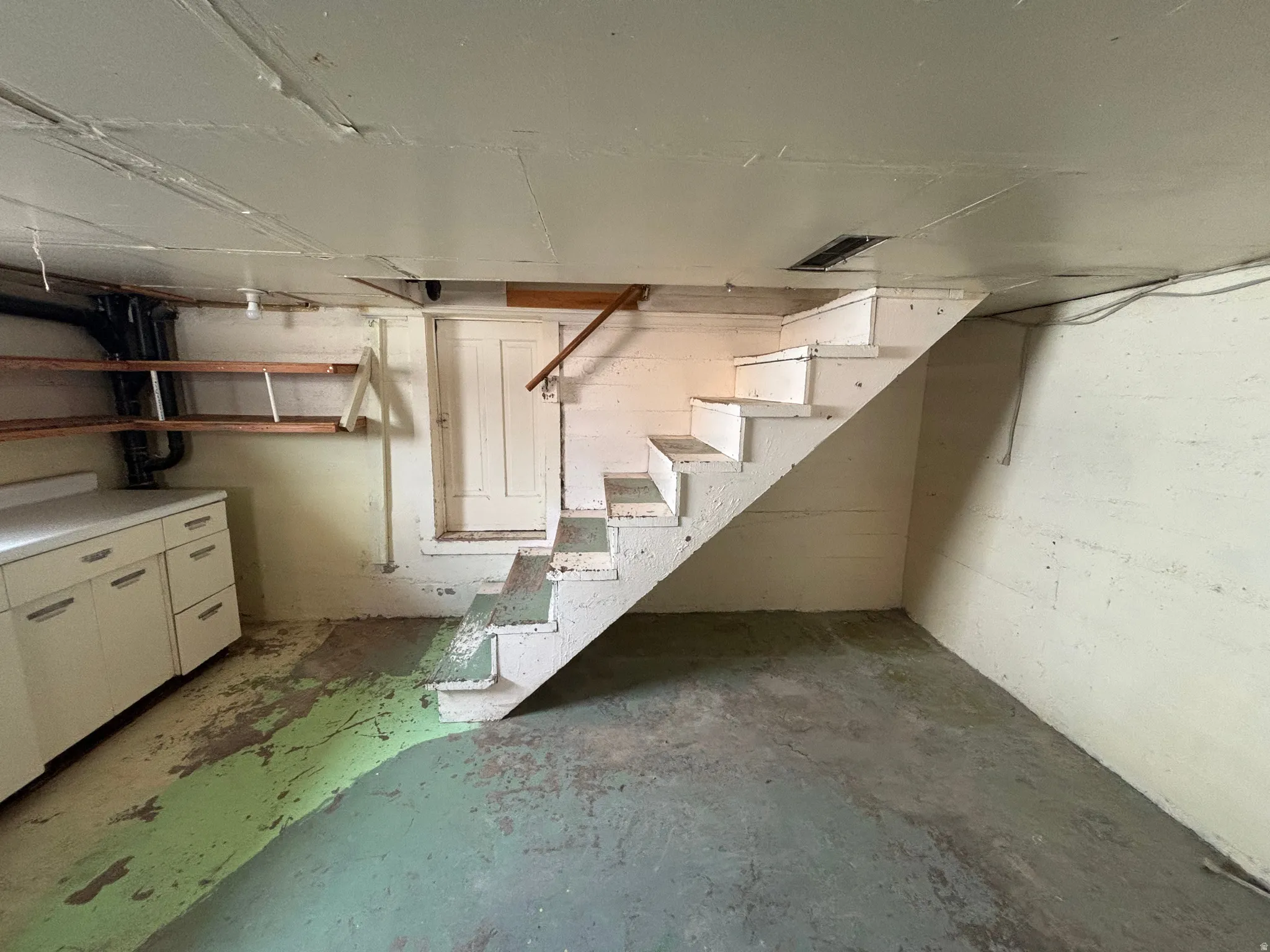 Unfinished below grade area with stairway