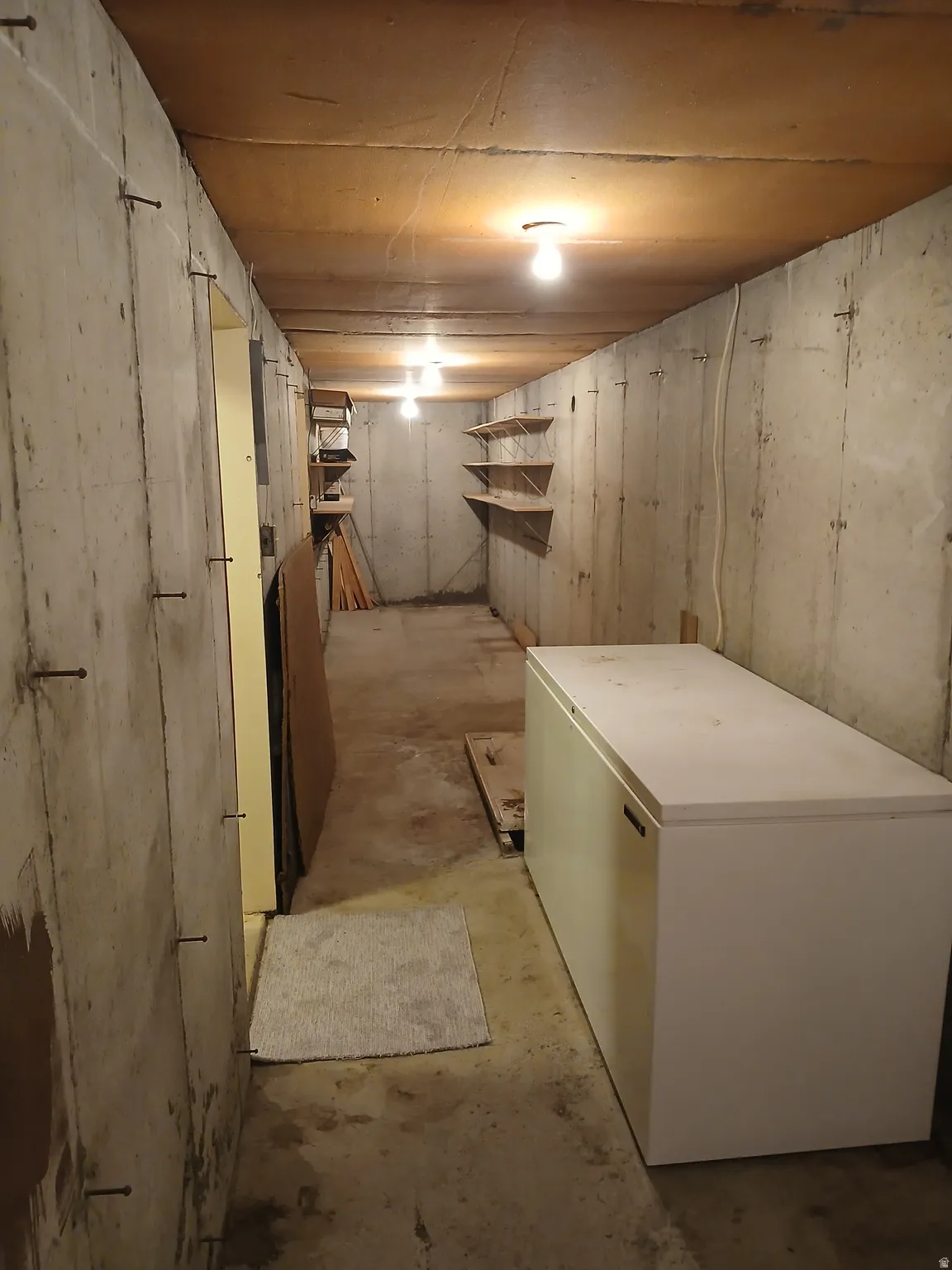 VERY LARGE COLD STORAGE. SHOWN EMPTY. FREEZER INCLUDED