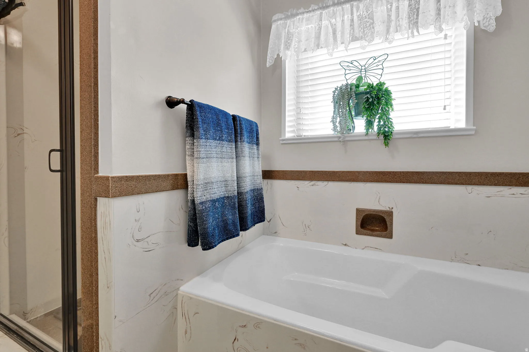 MASTER GARDEN TUB SEPARATE SHOWER