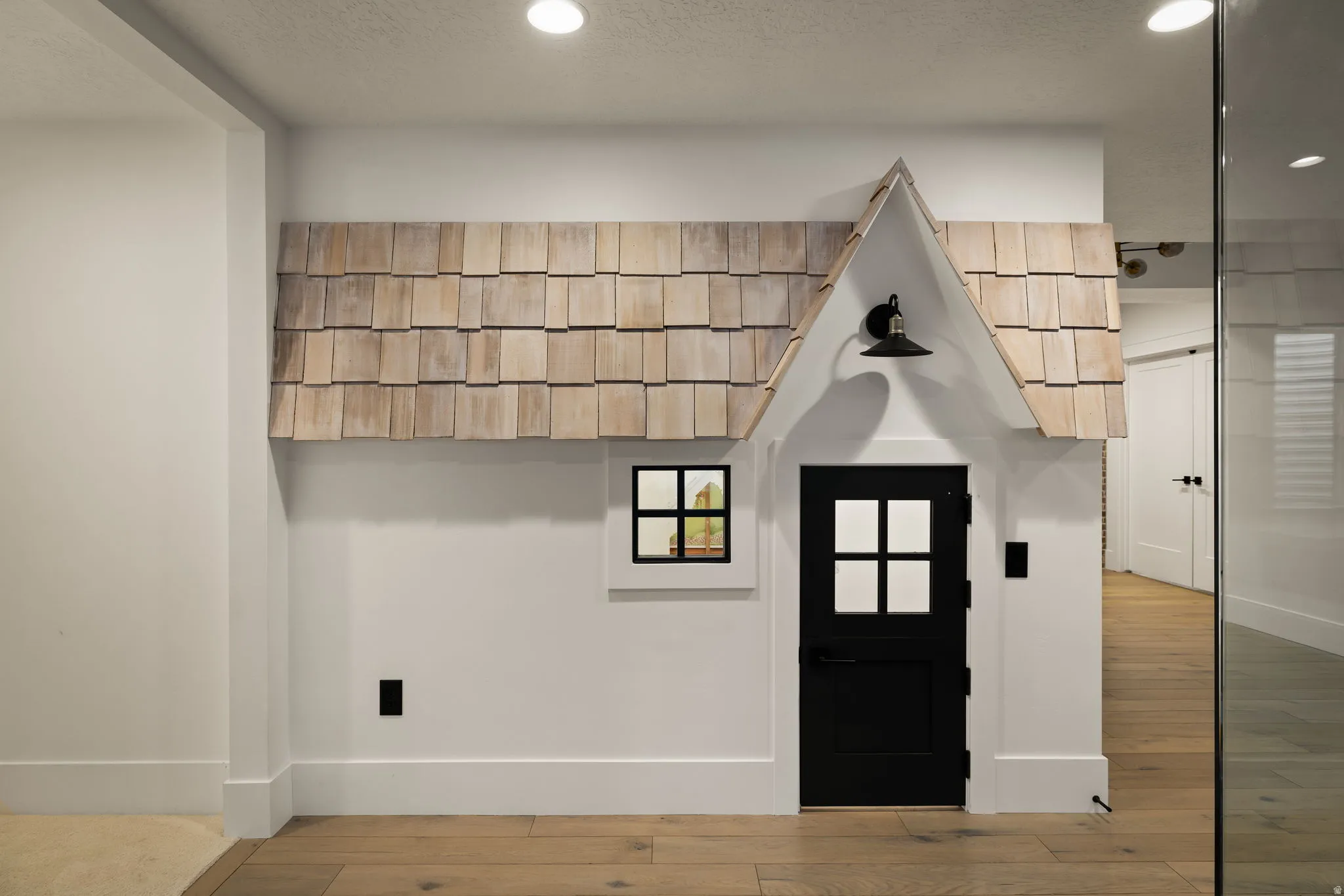 Foyer entrance featuring a textured ceiling, hardwood / wood-style flooring, and recessed lighting