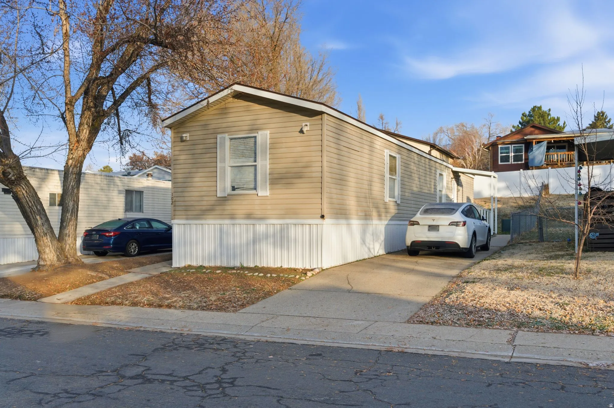 Manufactured / mobile home featuring concrete driveway