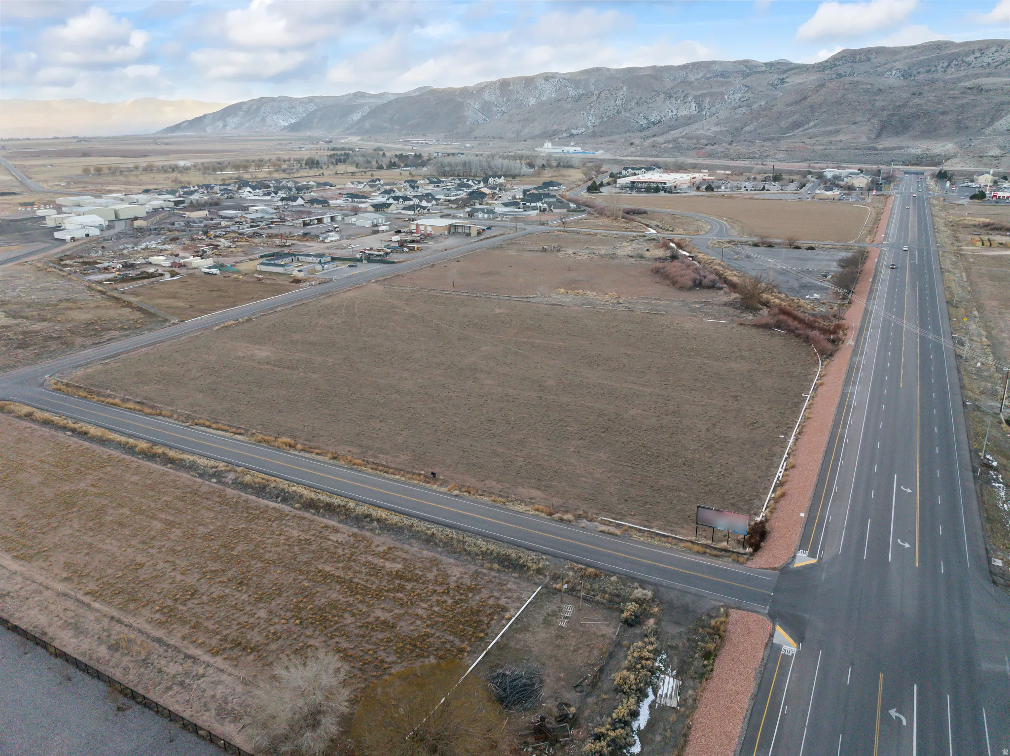 Aerial view of property and surrounding area with mountains