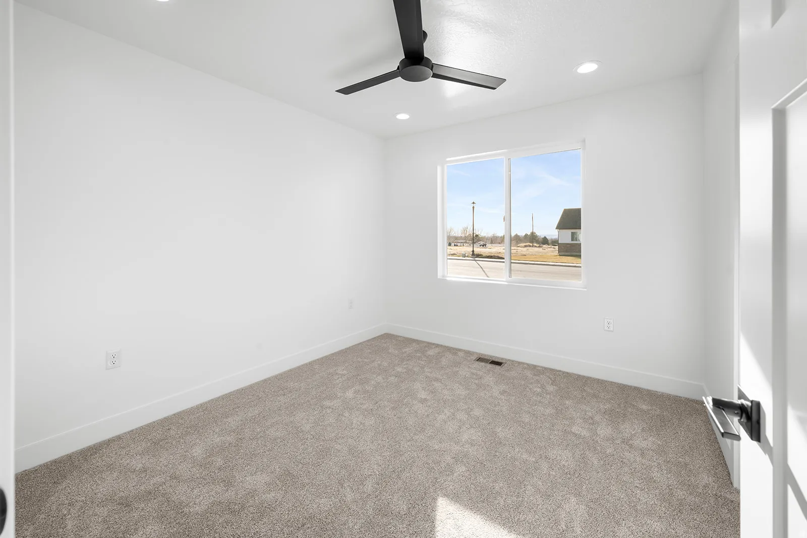 Carpeted spare room featuring a ceiling fan and recessed lighting