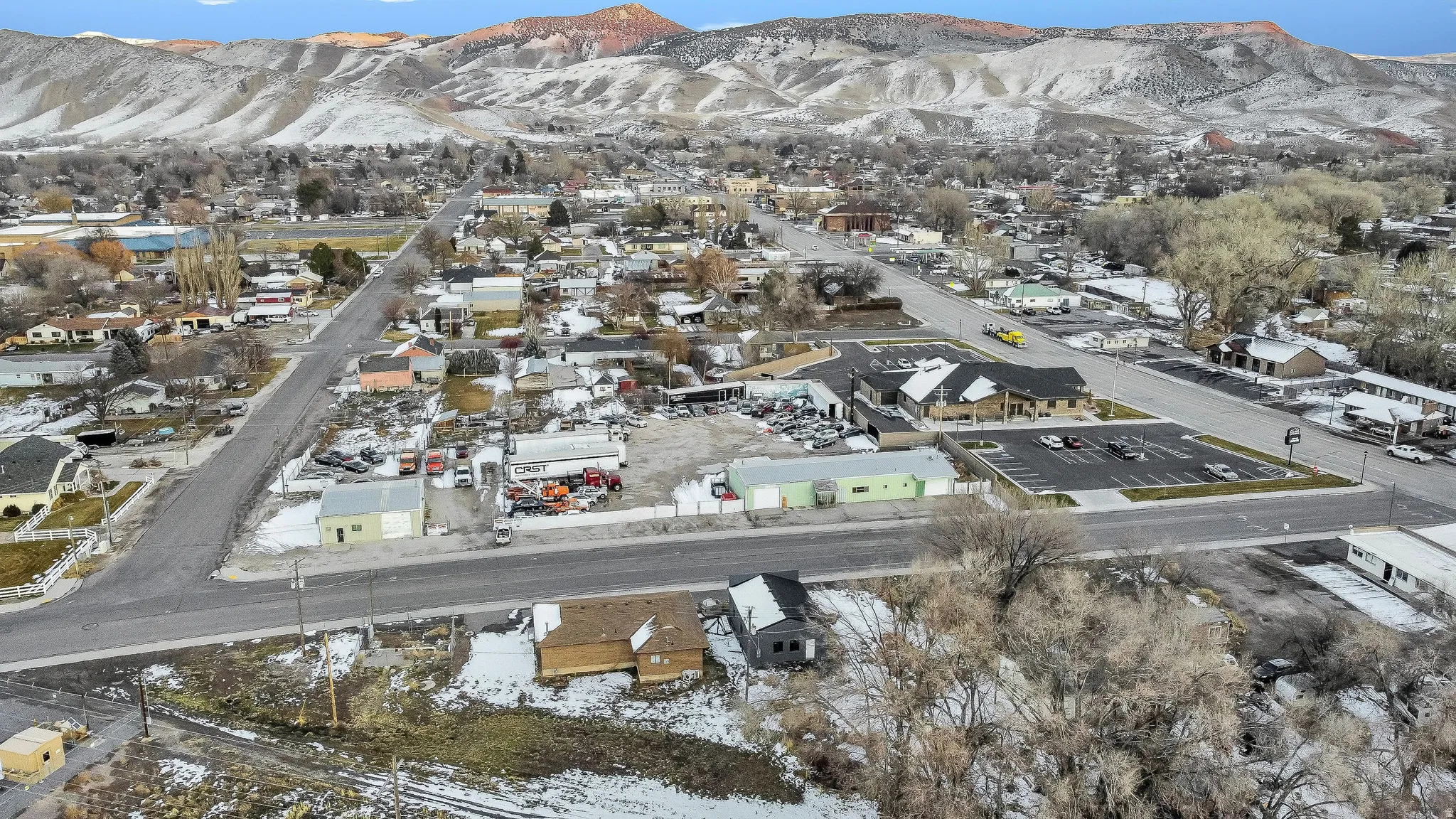Snowy aerial view with a mountain view