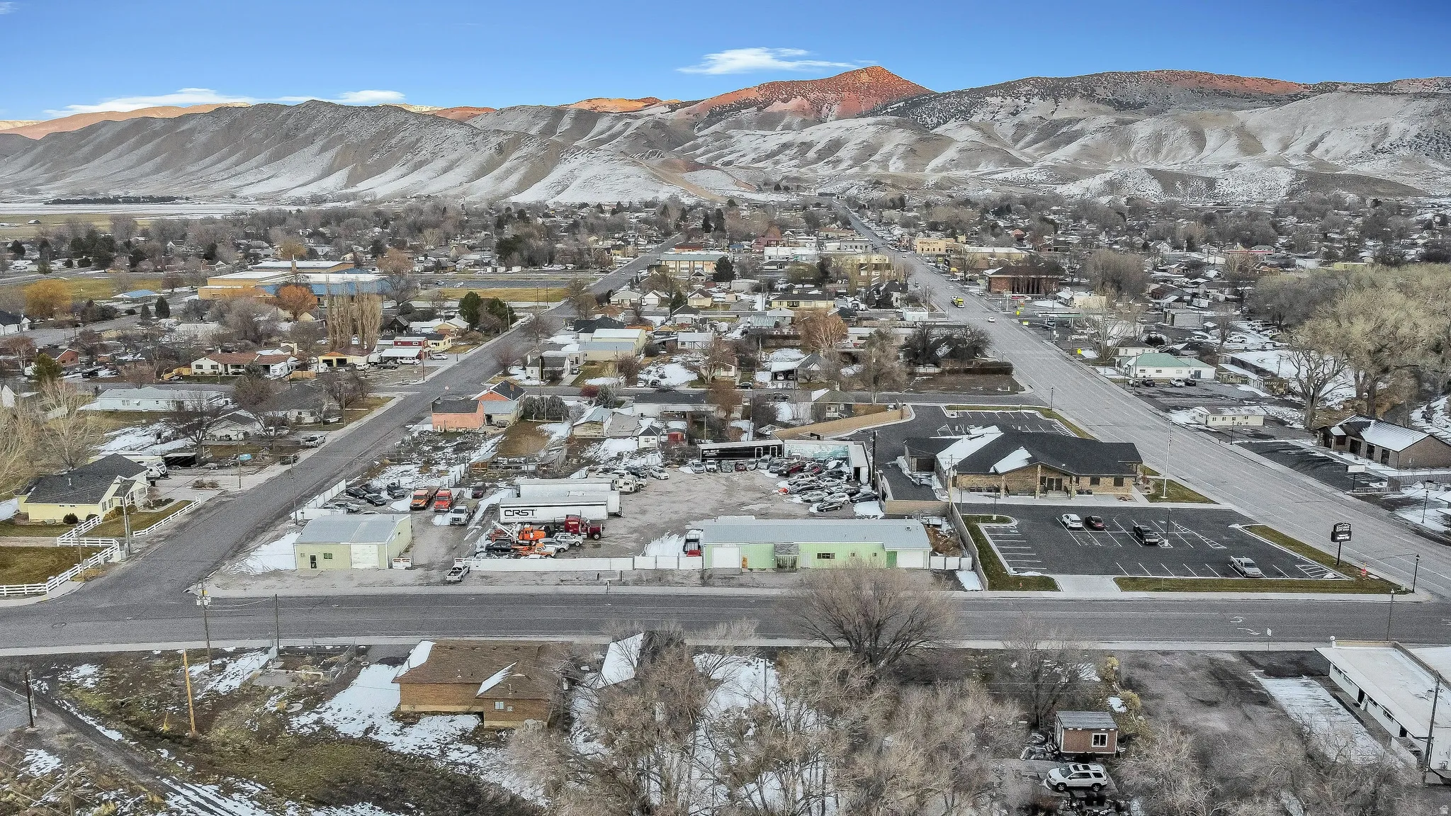 Snowy aerial view featuring a mountain view