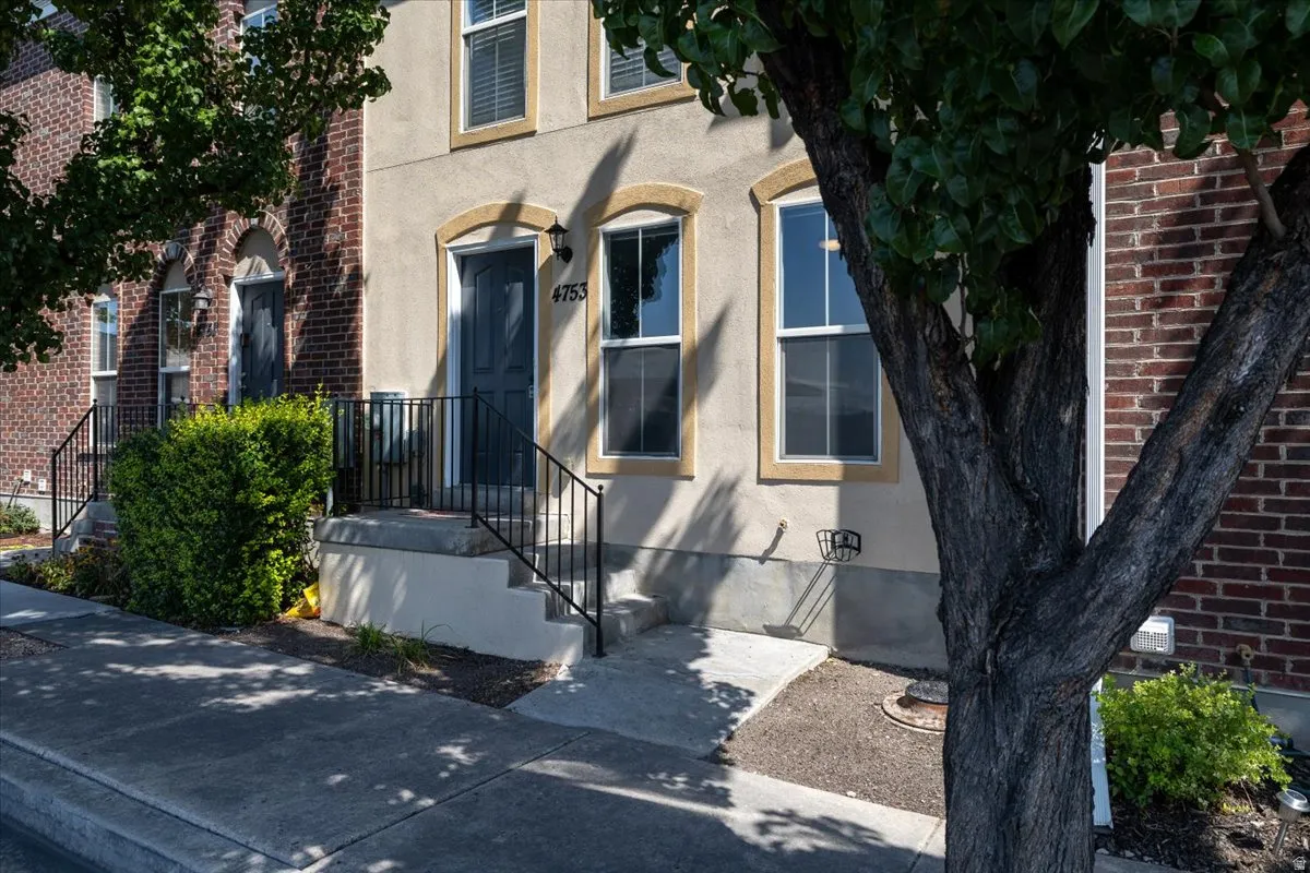 Doorway to property featuring stucco siding