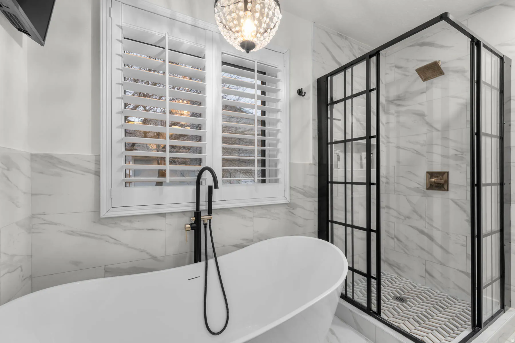 Primary en-suite bathroom