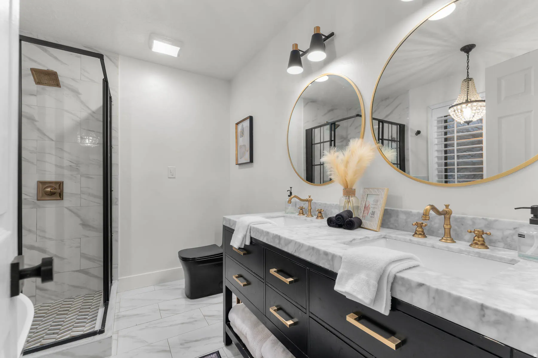 Primary en-suite bathroom