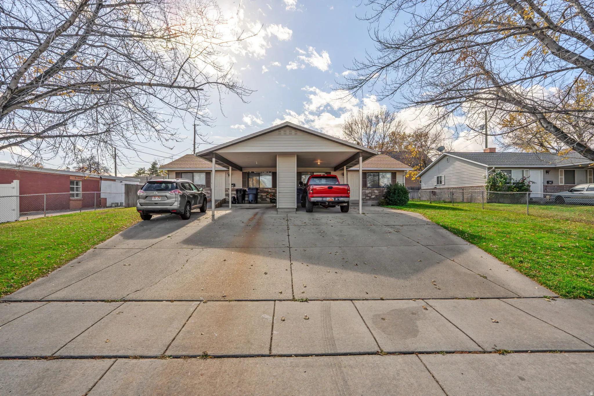 Bungalow with concrete driveway and a carport