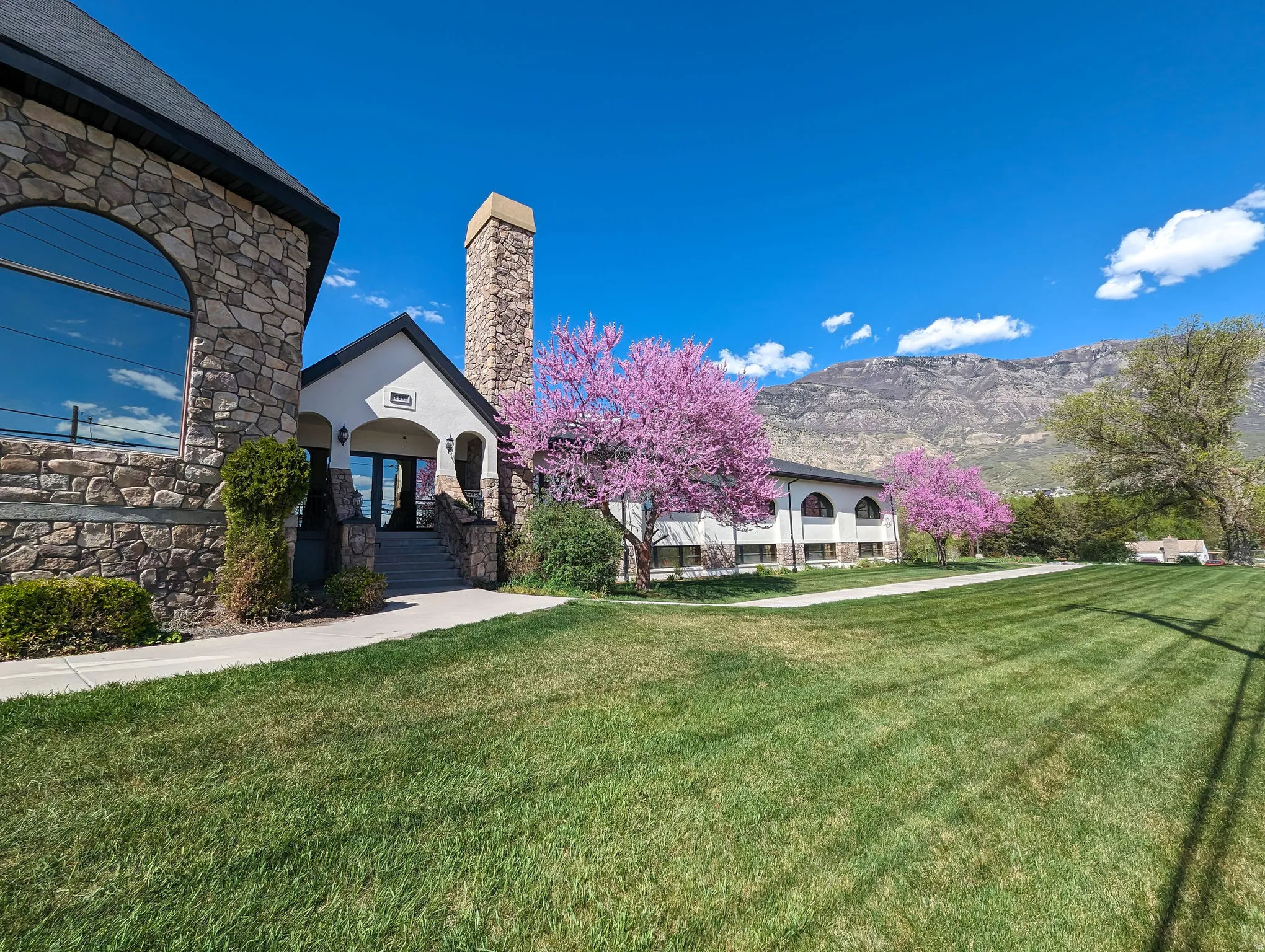 View of grassy yard featuring a mountain view