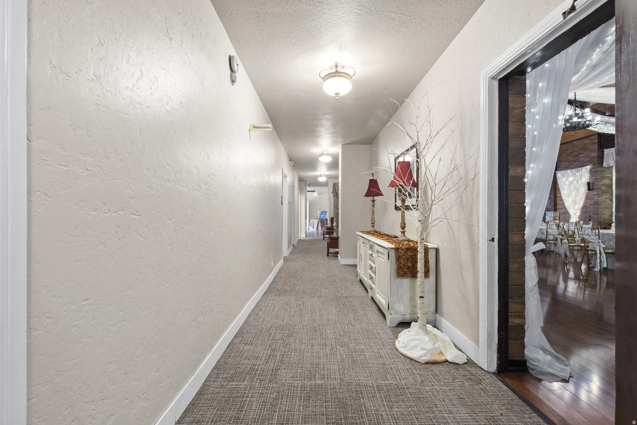 Corridor with a textured wall and a textured ceiling