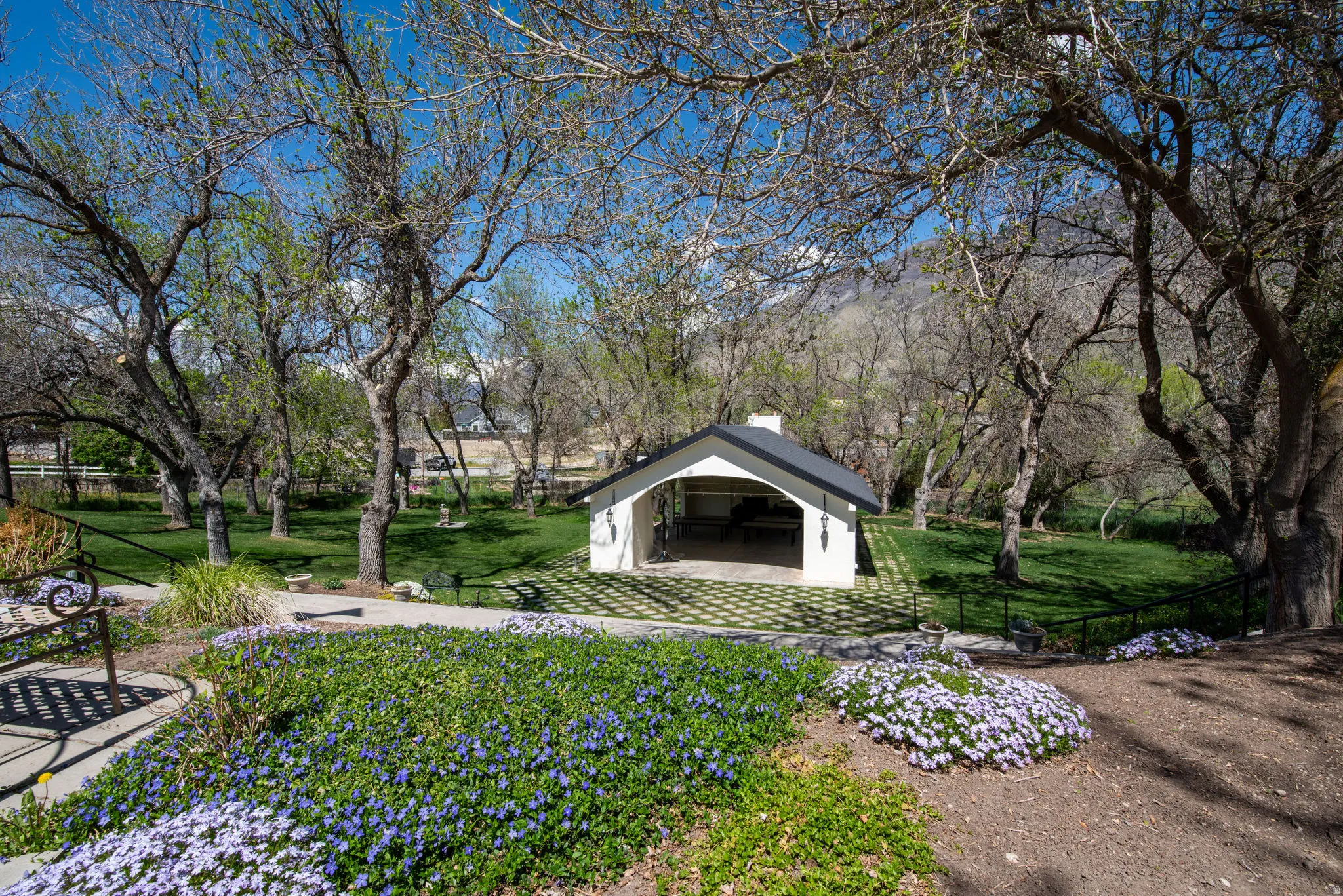 View of yard with an outdoor structure