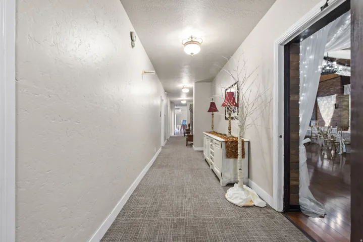 Corridor with a textured wall and a textured ceiling