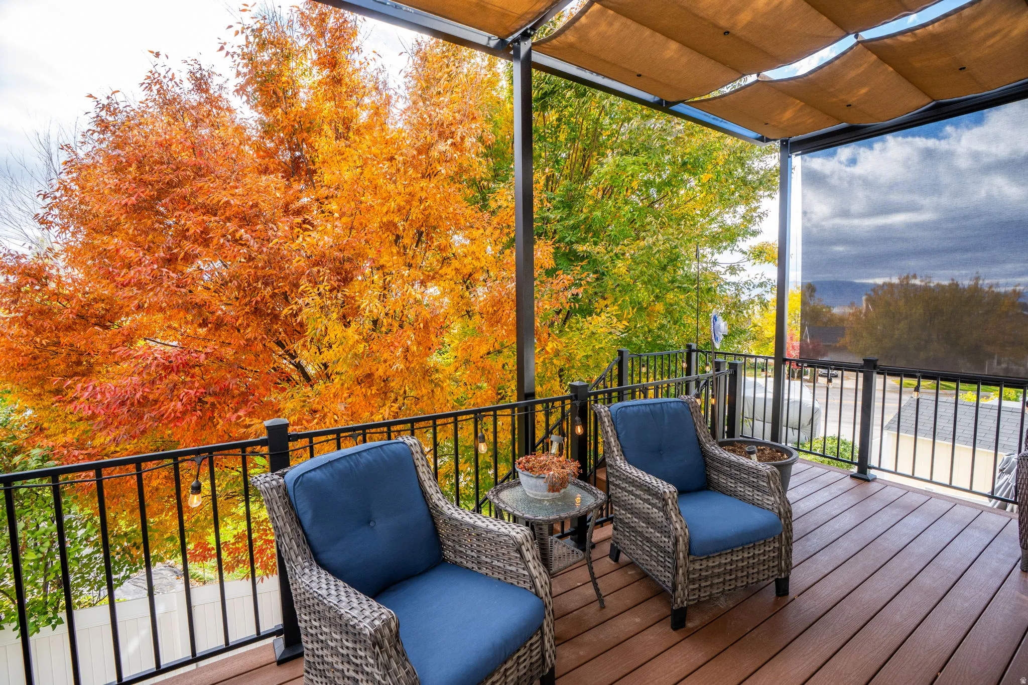 Deck with vertical drop shade