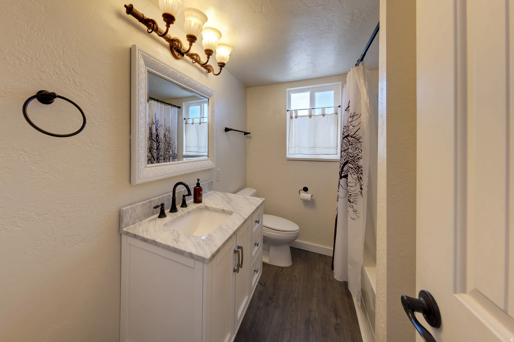 Main level Full bathroom