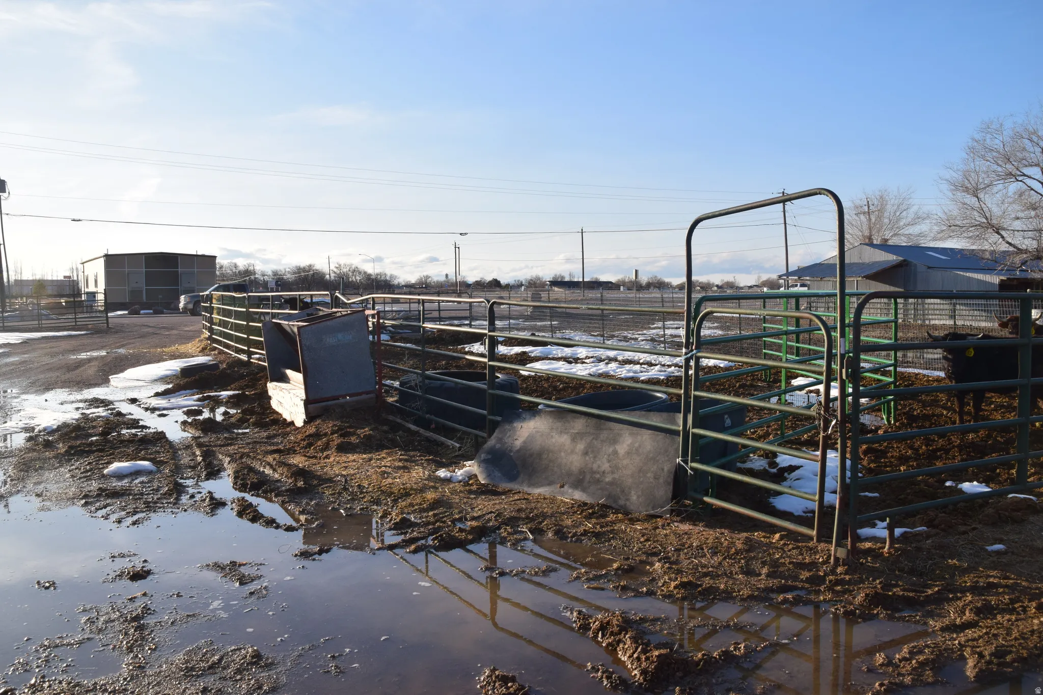 View of yard featuring an exterior structure and an outbuilding