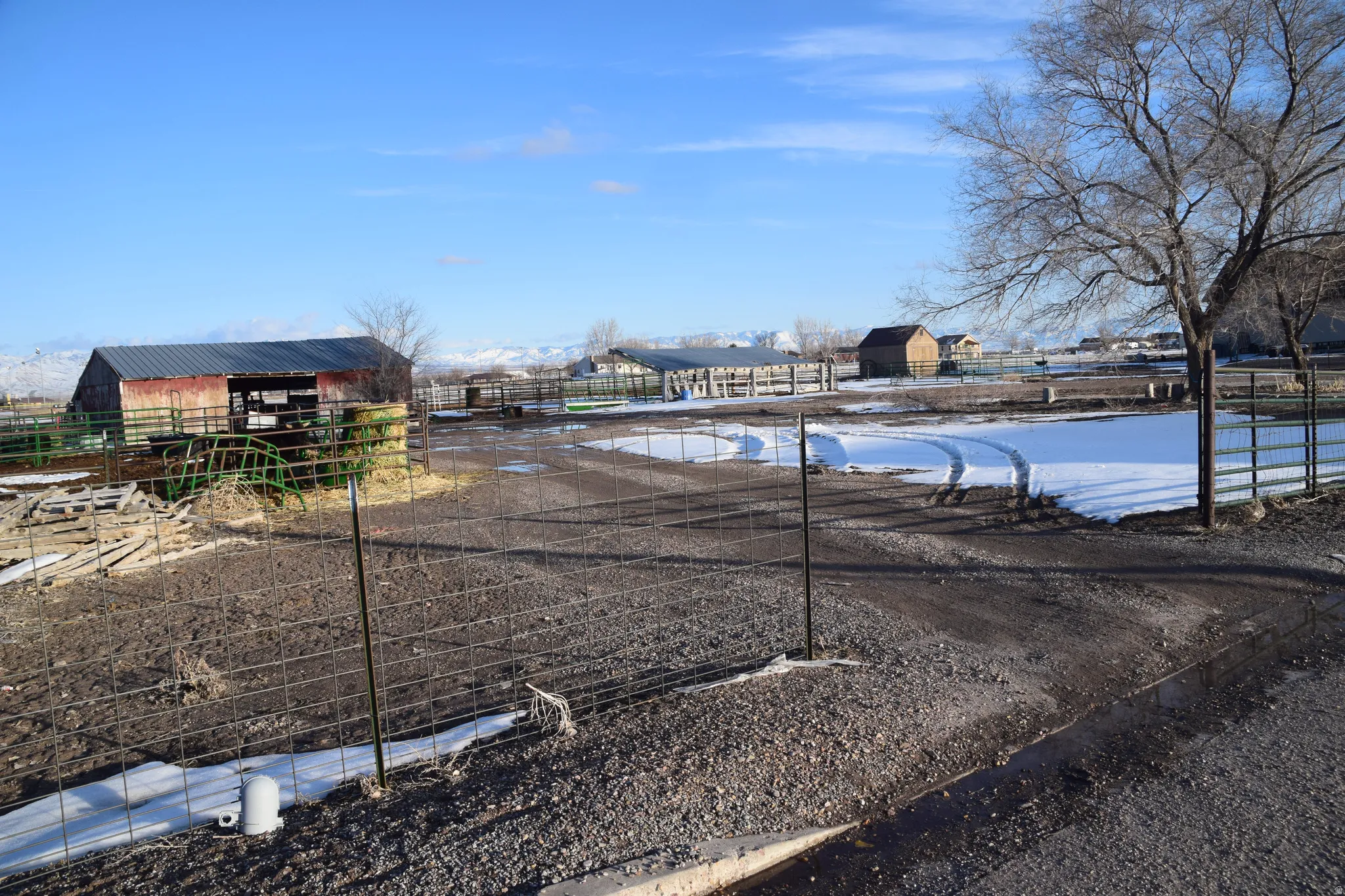 View of yard featuring an outdoor structure