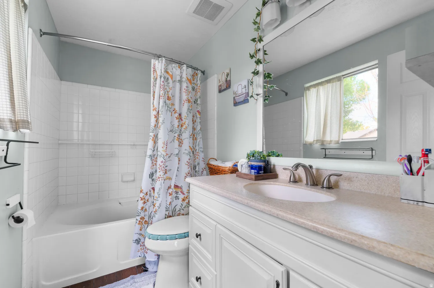 Full bath with vanity and shower / tub combo