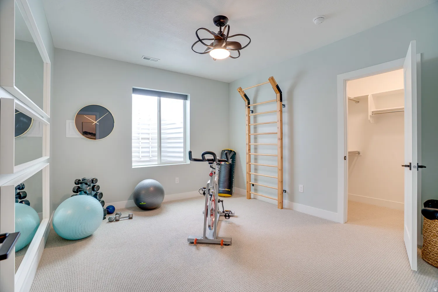Workout room with carpet flooring and baseboards