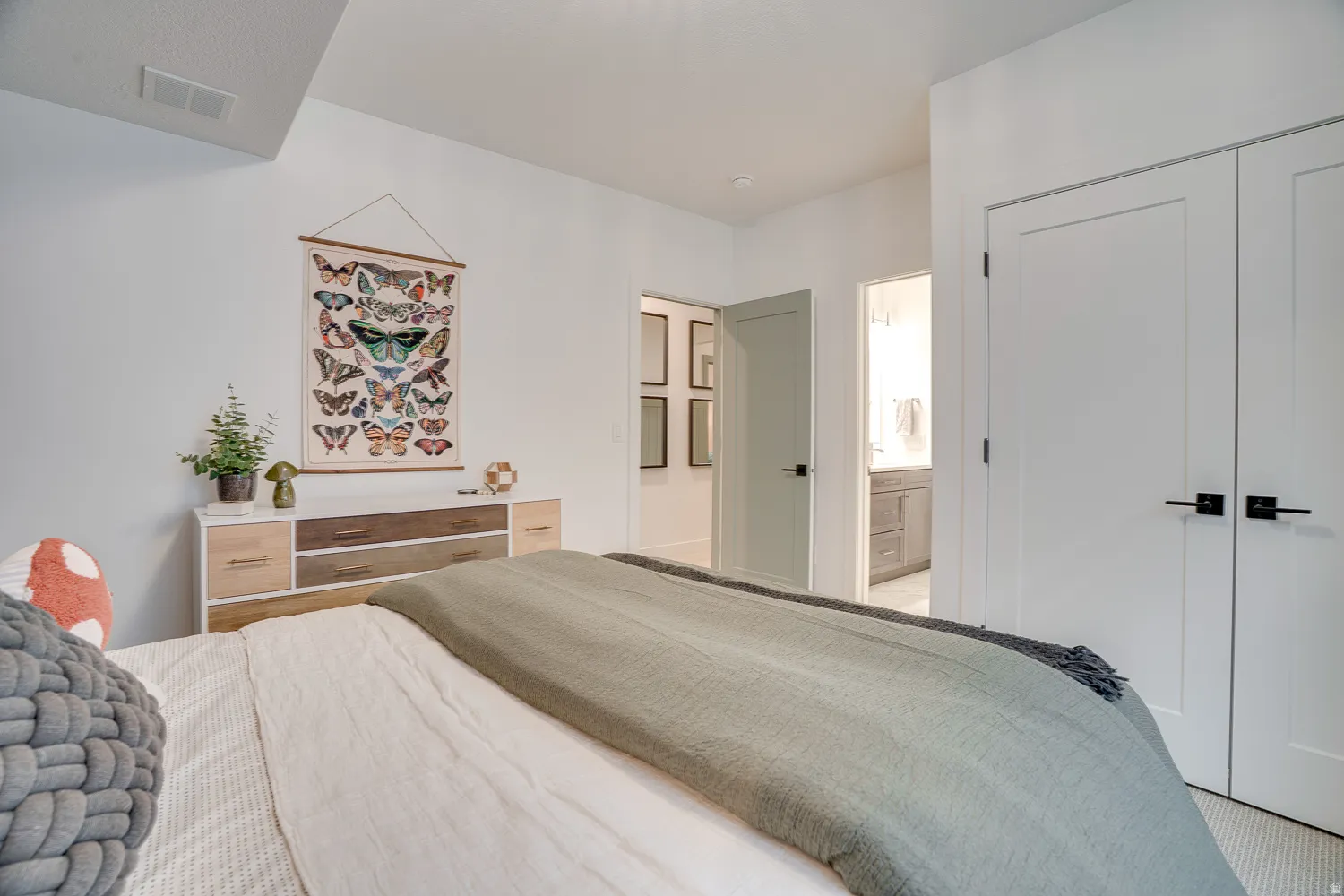 Bedroom with a closet and ensuite bathroom
