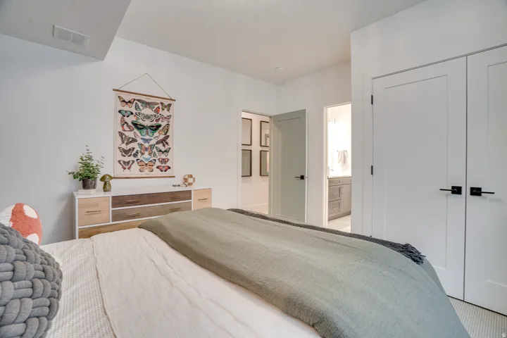 Bedroom with a closet and ensuite bathroom