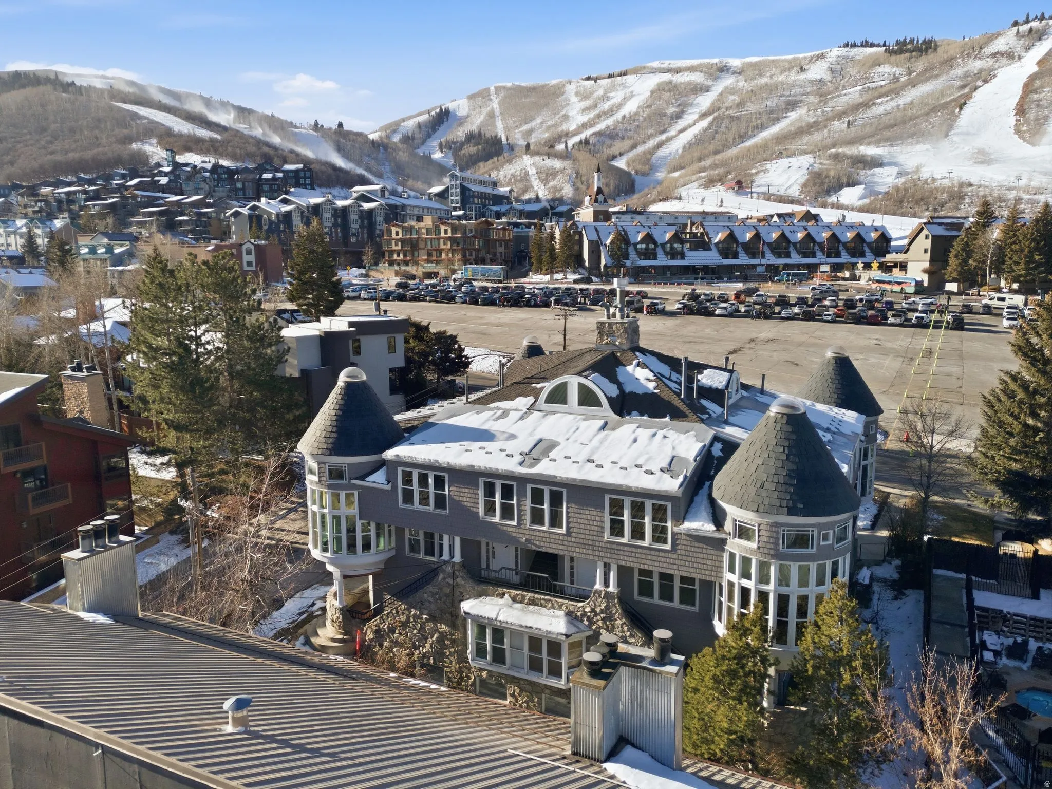 Snowy aerial view with a mountain view