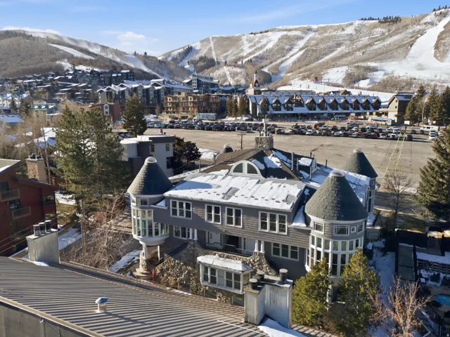 Snowy aerial view with a mountain view