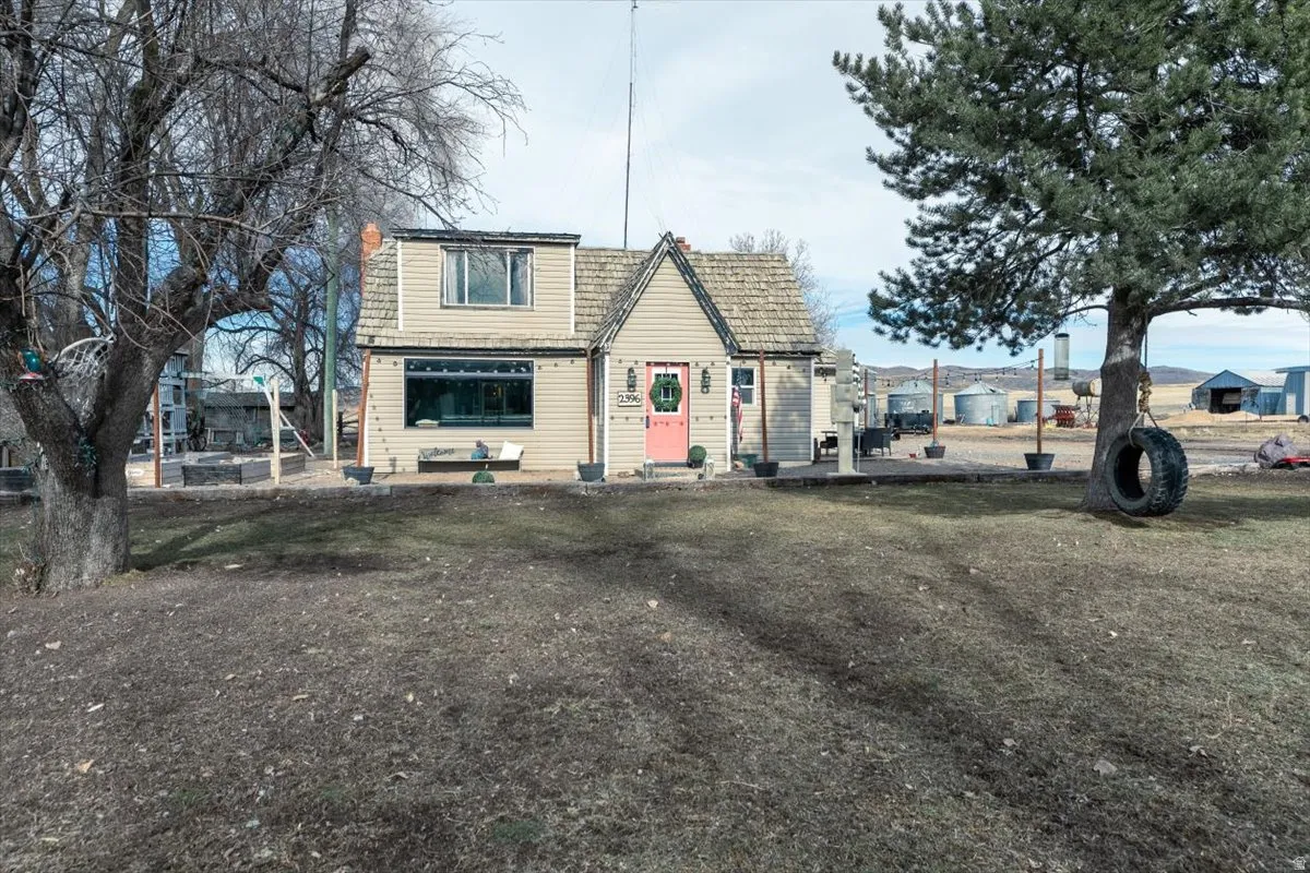 View of front facade with a front lawn
