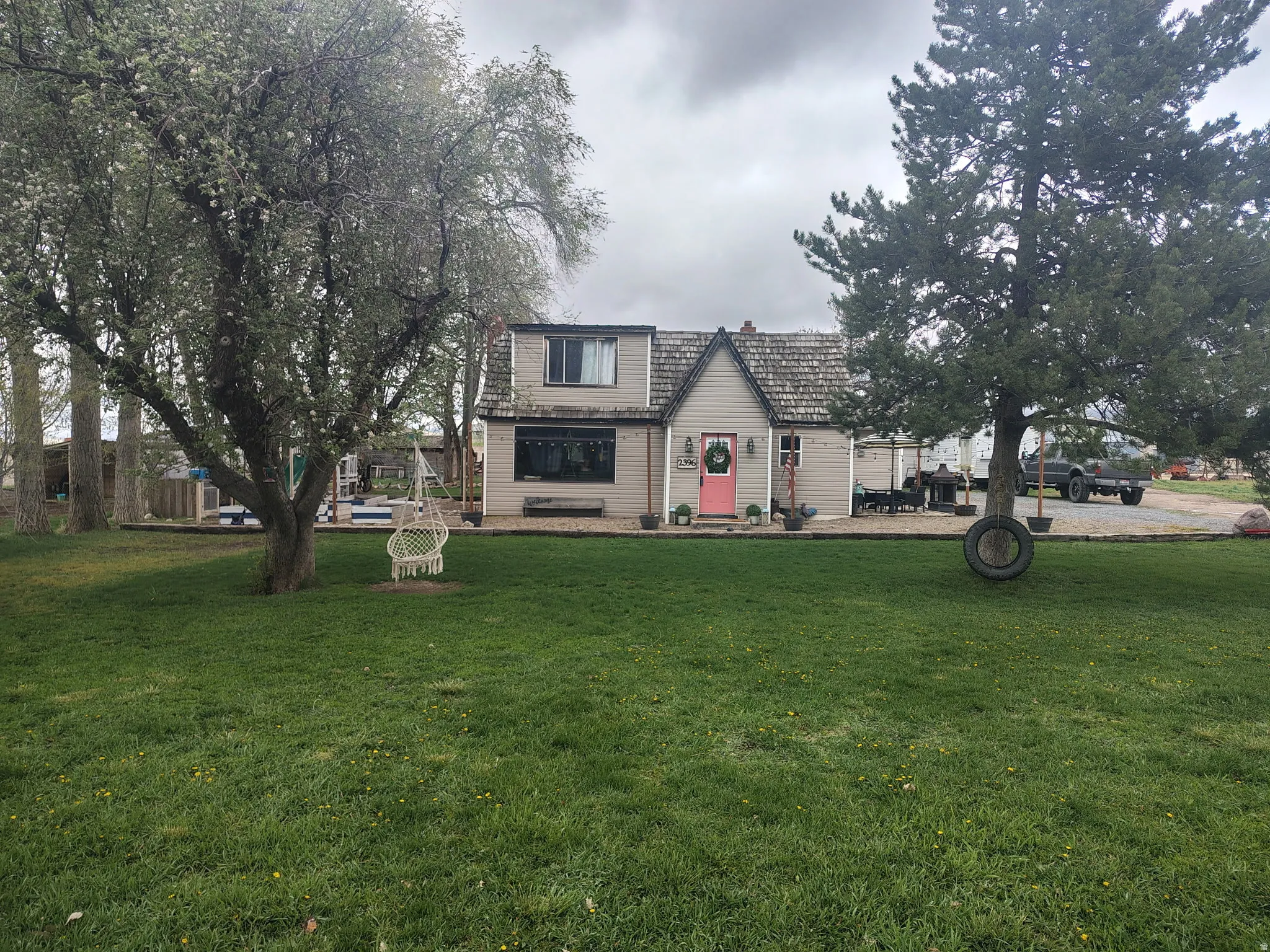 View of front of house featuring a front yard