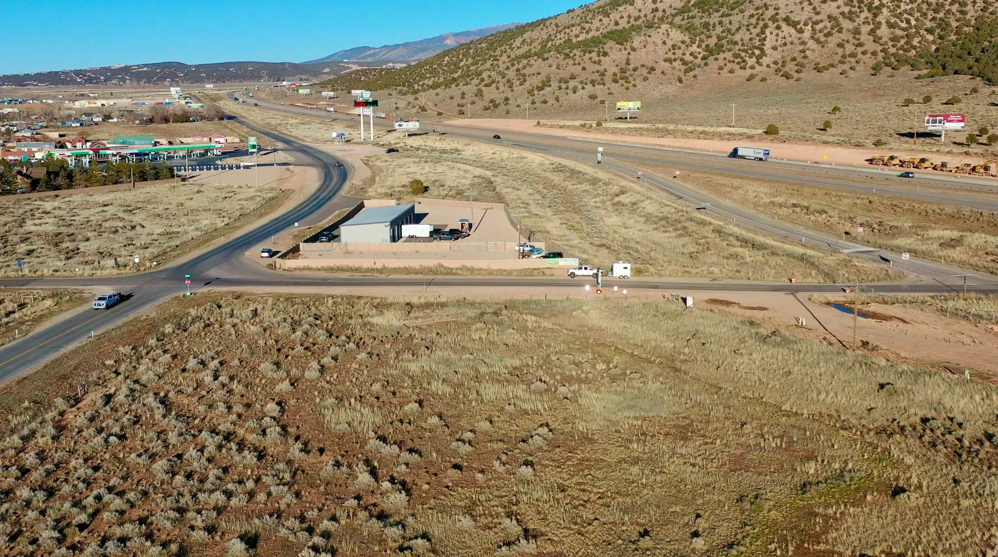 Aerial view of property's location with mountains