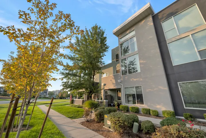 View of property's community with a lawn and a residential view