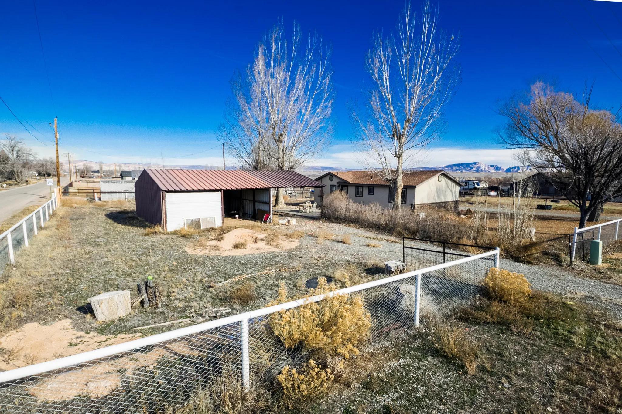 View of yard featuring an outbuilding