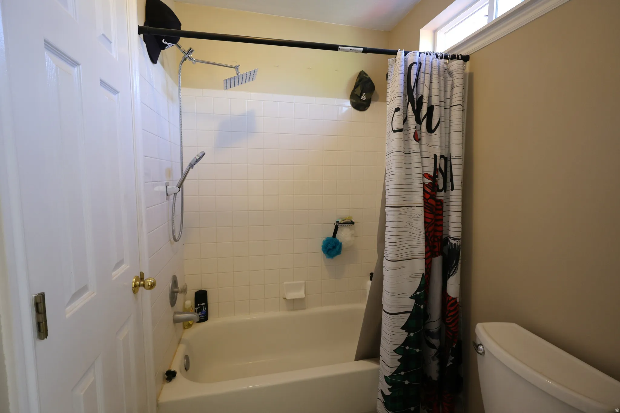 Full bath with shower / tub combo and toilet
