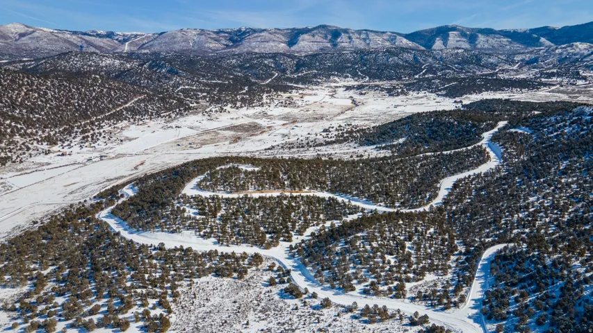 Aerial view with a mountain view