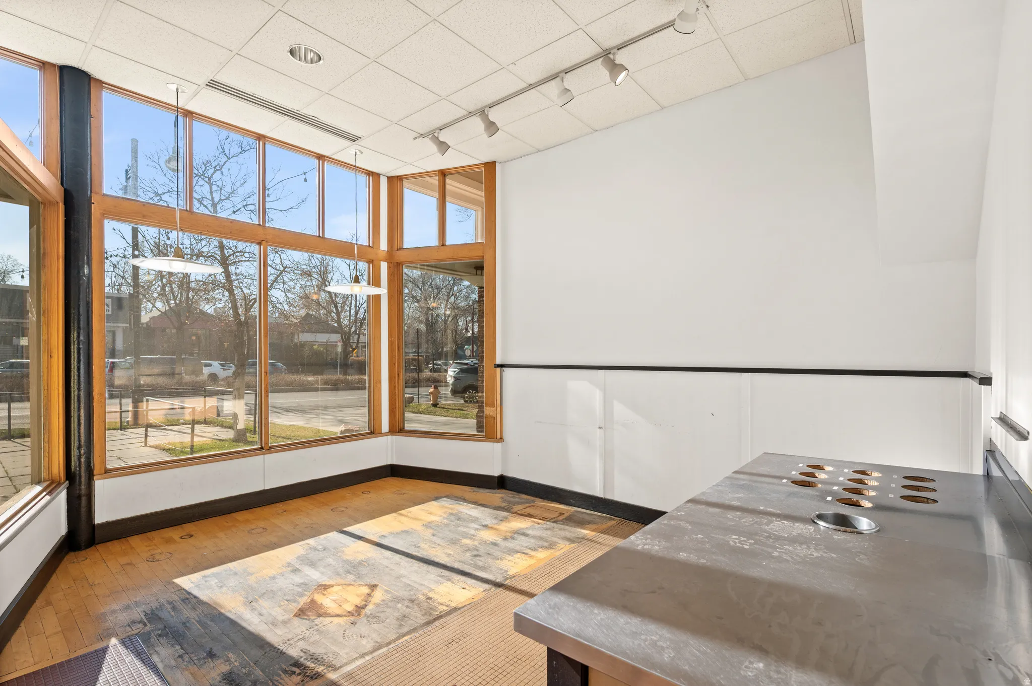 Kitchen with a towering ceiling
