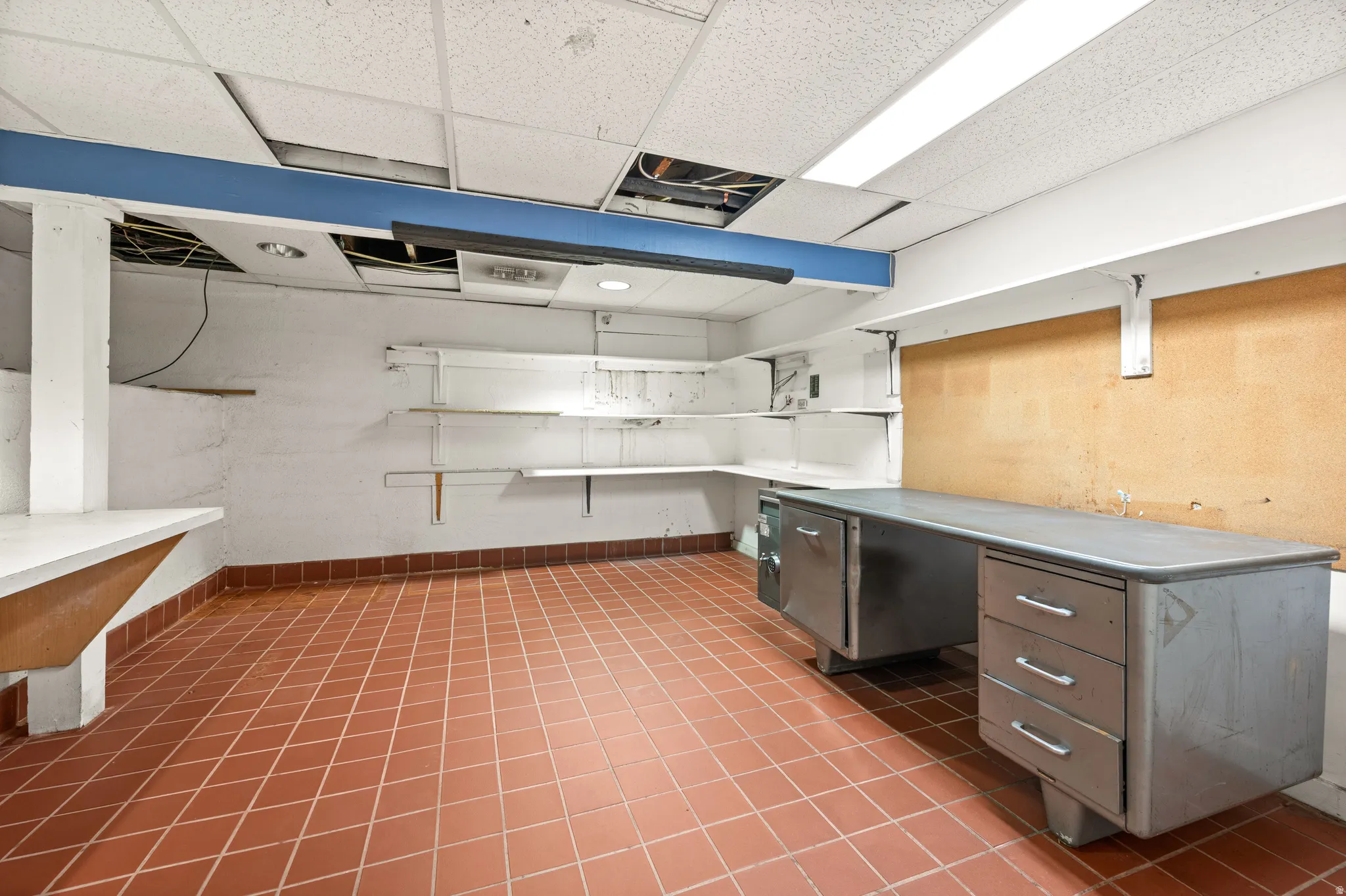 Kitchen featuring a drop ceiling