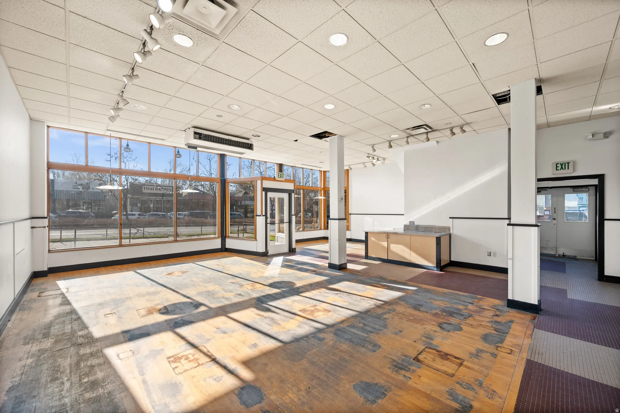 Miscellaneous room with a drop ceiling