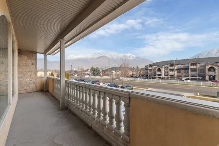 Balcony featuring a mountain view