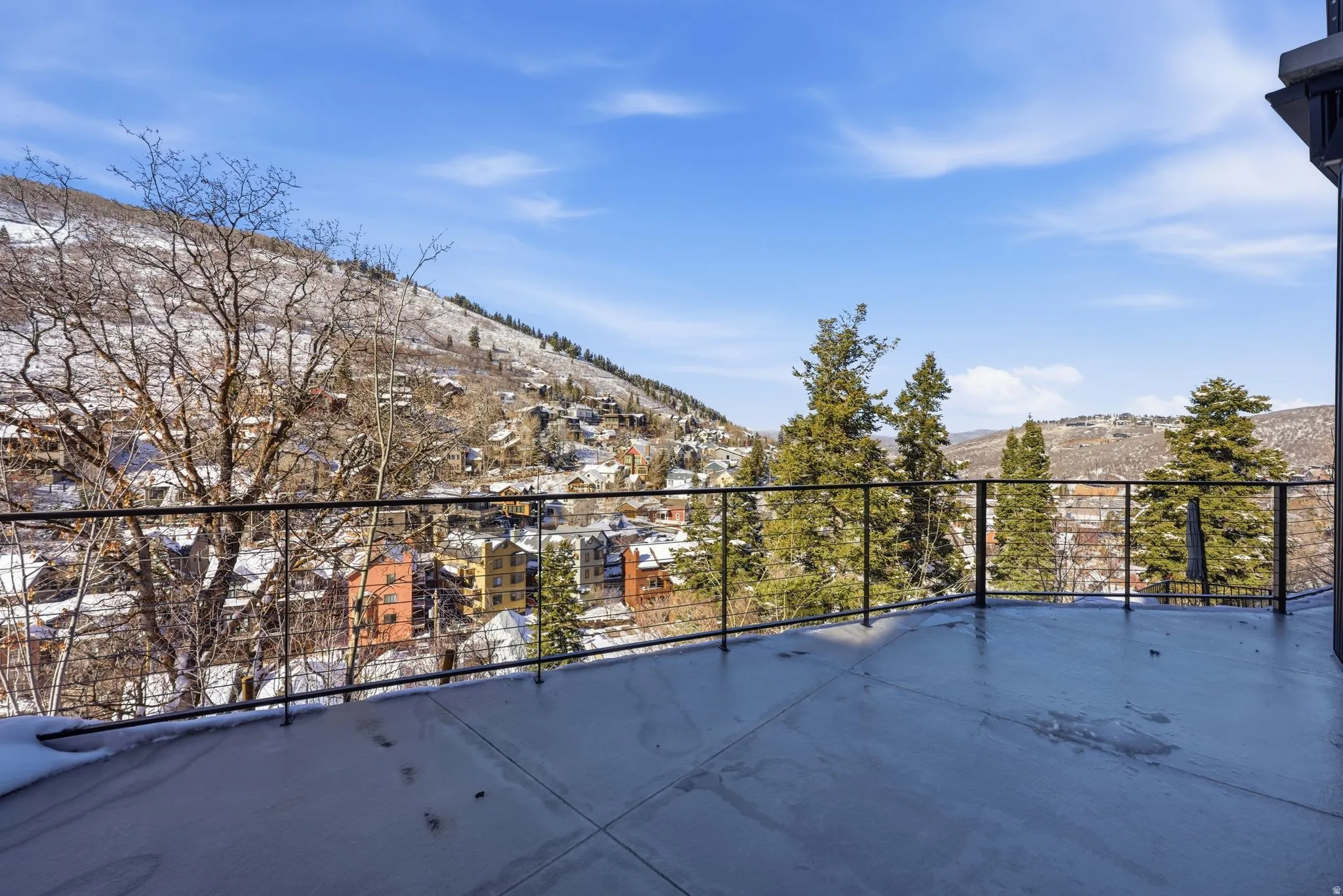 Balcony featuring a mountain view
