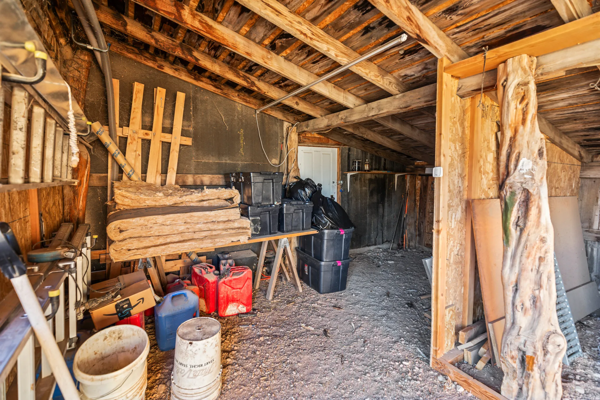Miscellaneous room with lofted ceiling