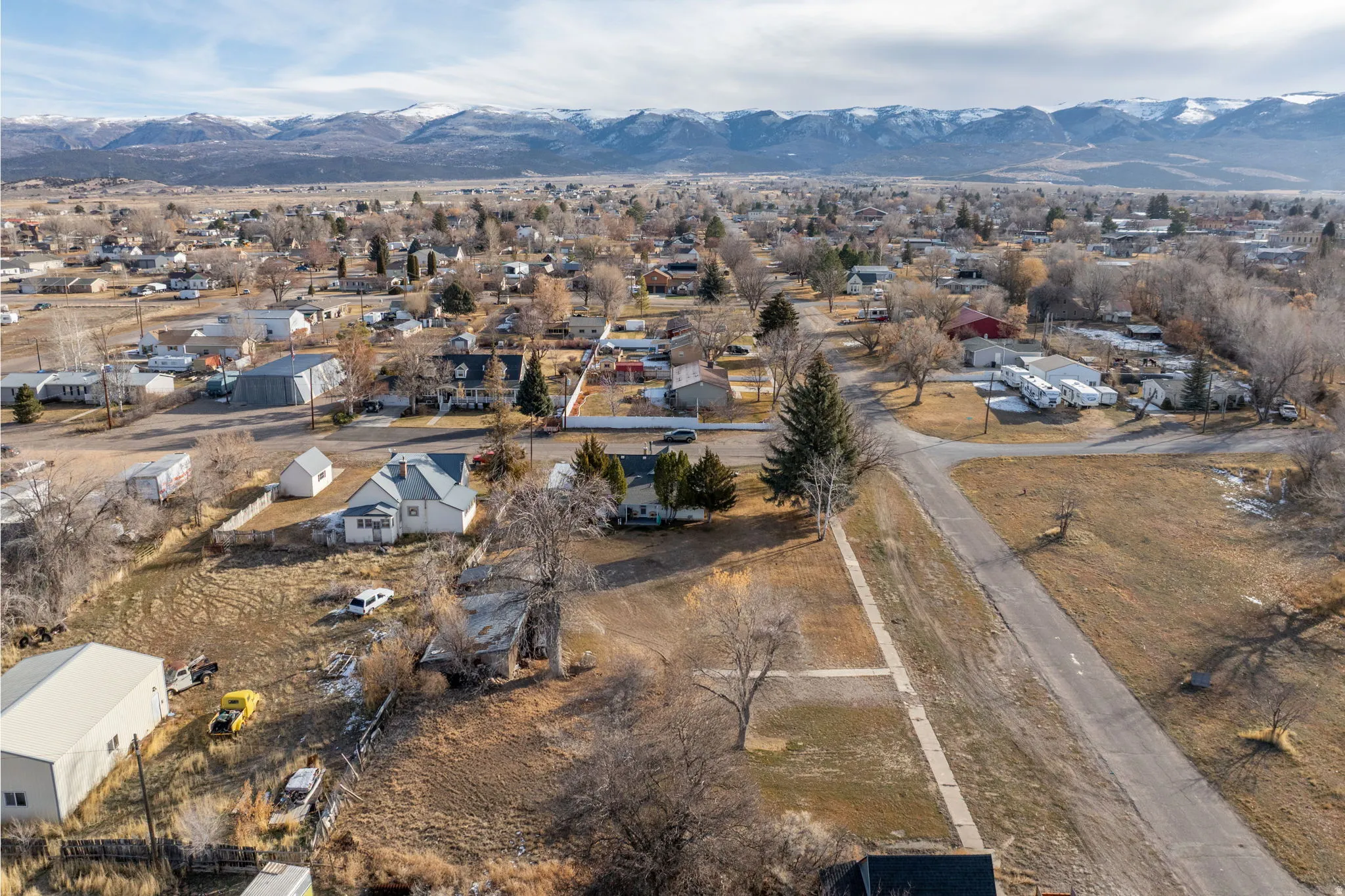 Aerial overview of property's location featuring a mountain backdrop and nearby suburban area